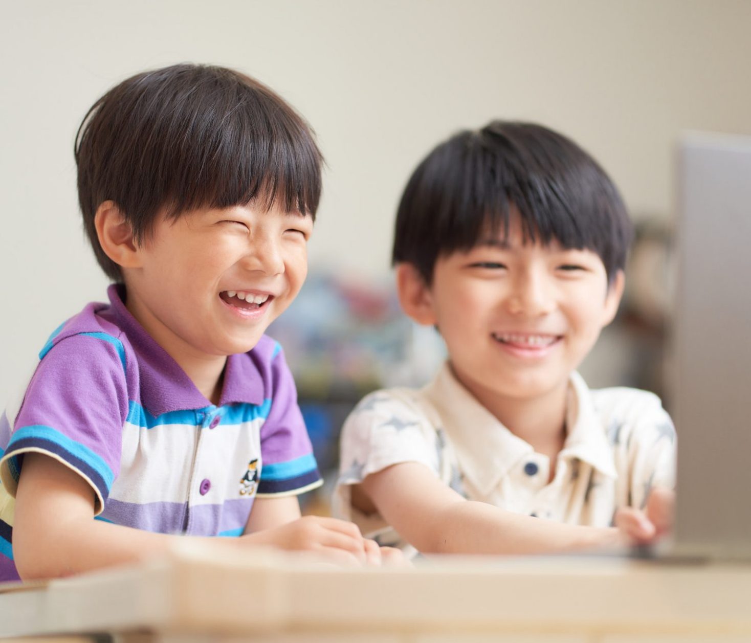 部屋でPCの画面を見る男の子